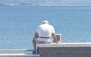 Dragostea nu moare! Povestea emoționantă a pensionarului care vine în fiecare zi pe plajă cu poza soției