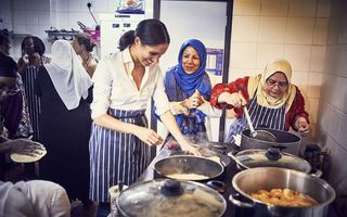 Prințesa în bucătărie: Meghan Markle a gătit pentru victimele unui incendiu
