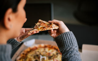 Cum se mânâncă pizza - Cu mâna sau cu furculița?