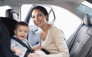 De ce este important să ții copilul în scaunul de mașină cu spatele la șofer