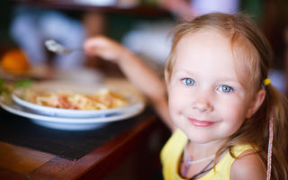 Cum să-ți hrănești copilul mai sănătos: 4 reguli