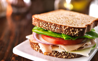 Cum înlocuiești pâinea de la sandviș: 5 alternative