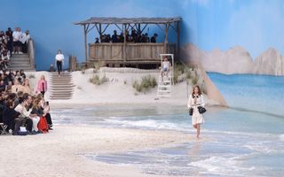O prezentare de modă cum nu s-a mai văzut: Chanel a creat o plajă cu nisip şi valuri în interior