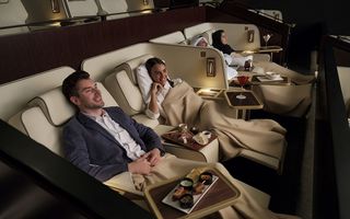 Cinema de 5 stele în Dubai: Vezi filmul întins pe canapea, ai cină de lux și majordom!