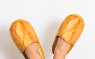 Cei mai ciudați papuci: Se vând ca pâinea caldă!