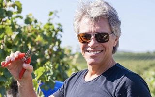 Jon Bon Jovi a cules via: Starul rock face vin rosé în sudul Franței