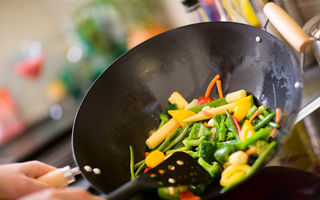 Greșeli de gătit care pot face mâncarea toxică. Evită-le!