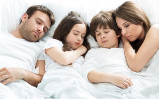 De ce este sănătos pentru părinți să doarmă cu copiii
