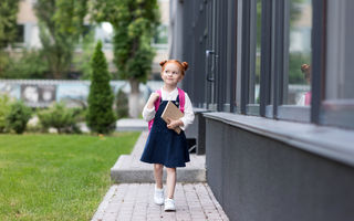 La ce vârstă poate copilul să meargă singur la școală?