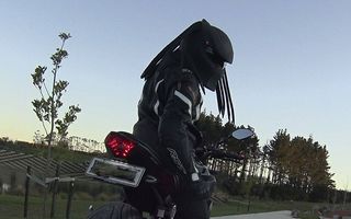 Motocicliștii groazei: Casca Predator impune respect pe șosele