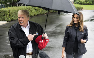 Donald Trump, încă o gafă: Și-a lăsat soția în ploaie