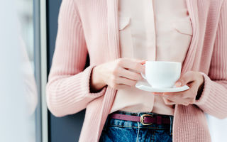 Cum poți scoate petele de cafea sau ceai de pe haine
