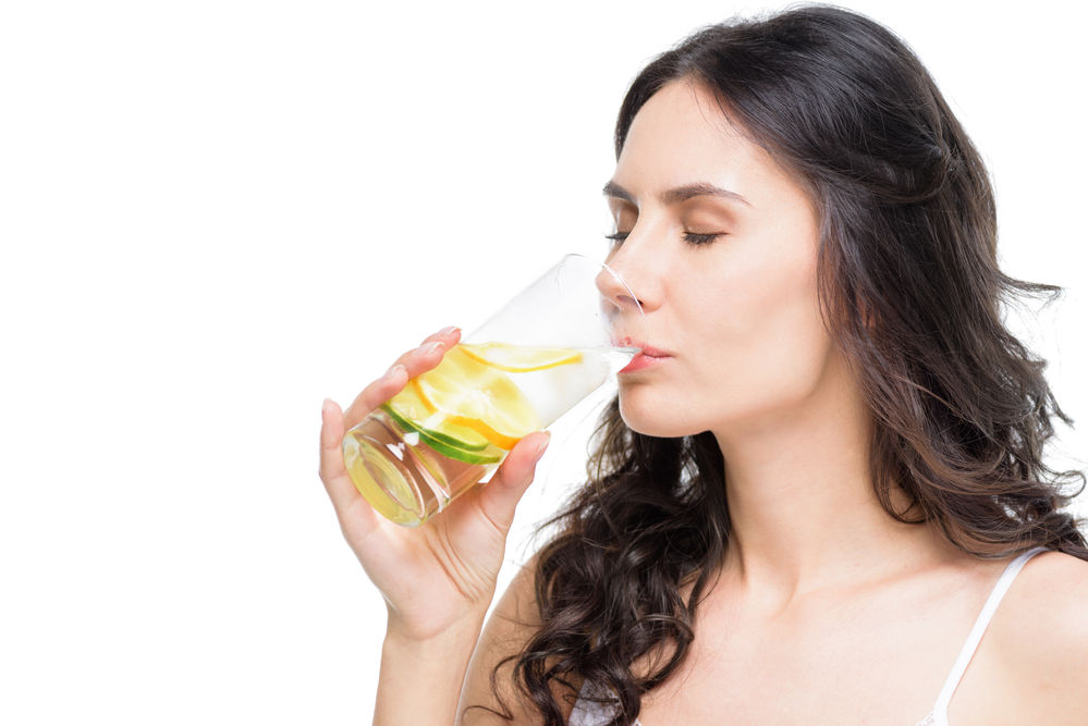 De ce este benefic pentru tenul tău să bei apă cu lămâie