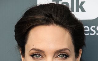 Secretele Angelinei Jolie pentru un ten perfect, dezvăluite de medicul său dermatolog