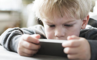 Telefoanele mobile cauzează probleme de sănătate mintală copiilor încă de la doi ani