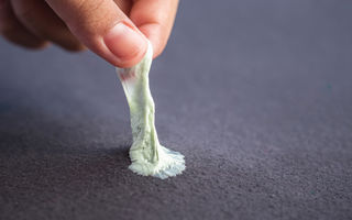 Cum să cureți guma de mestecat de pe diferite suprafețe
