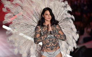 S-a retras un „îngeraș“: Adriana Lima și-a luat adio de la Victoria’s Secret cu o apariție memorabilă