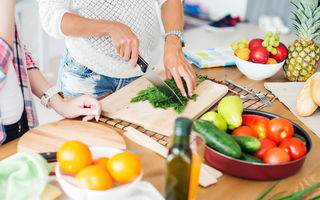 8 trucuri în bucătărie direct de la medici pasionați de gătit