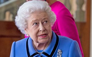 La masă cu Regina Angliei: De ce mănâncă Elisabeta a II-a bananele cu furculița și cuțitul