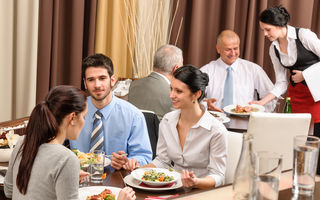 10 greșeli pe care le faci la restaurant când încerci să fii politicos