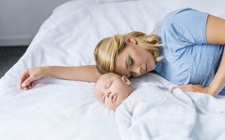 Copiii trebuie să doarmă în patul mamei până la vârsta de 3 ani, conform unui nou studiu