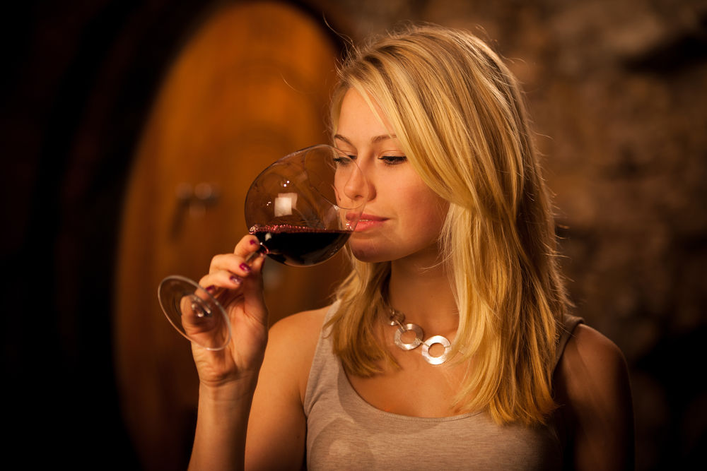 Cum se servește corect vinul. 6 reguli de bază dezvăluite de un somelier