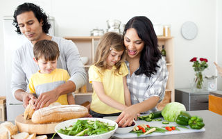 Cum convingi copiii să mănânce legume? 8 metode