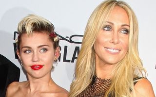 Miley Cyrus fumează din nou „iarbă“: „Mama m-a făcut să mă apuc iar“