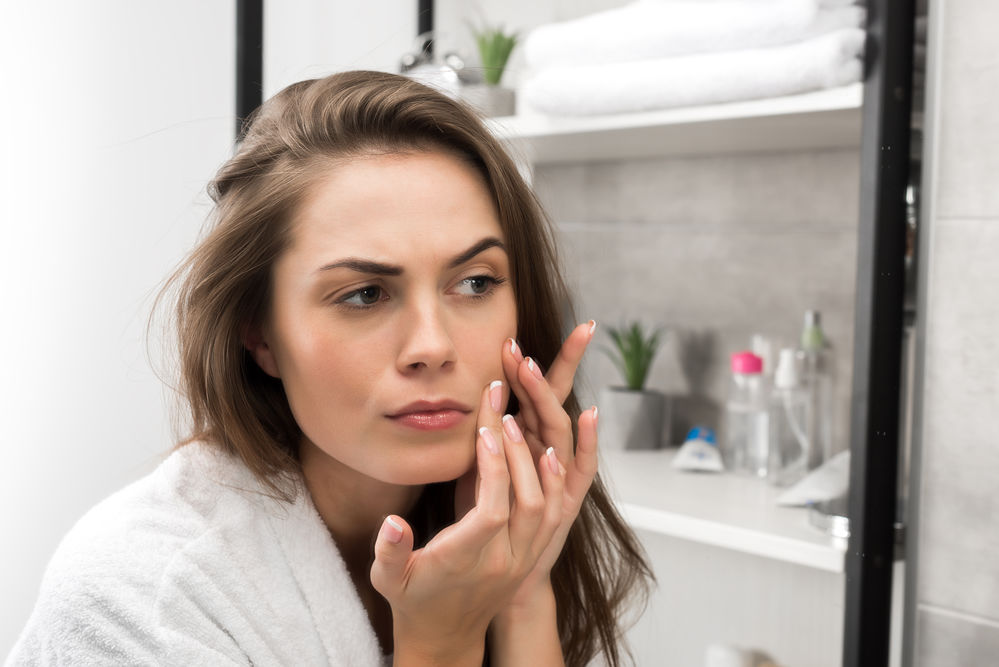 5 semne că te confrunți cu acnee de cauză hormonală
