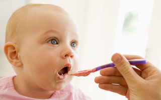 Diversificarea alimentației bebelușilor reduce riscul de alergii la maturitate