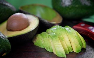 De ce nu ar trebui să arunci sâmburii de avocado? 4 beneficii