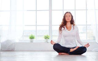 Cum să meditezi și să fii mai fericită în zece minute