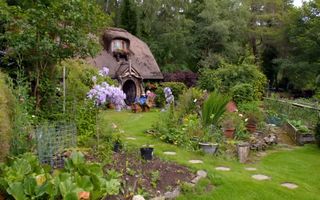 Pensionarul care și-a făcut o casă de hobbit: Arată exact ca în „Stăpânul inelelor“ - FOTO