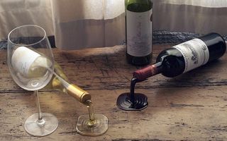Să curgă băutura! Cel mai ingenios suport pentru sticlele de vin
