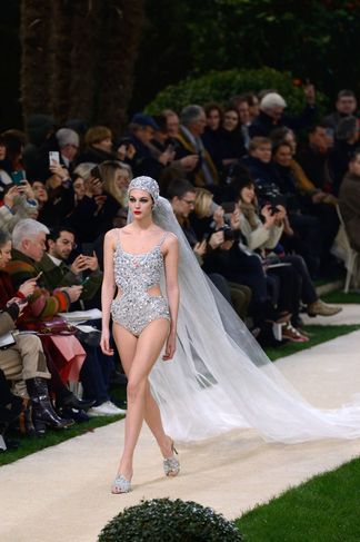 Maxim Liquefy Archeology Noul look propus de Chanel: Mireasa în costum de baie - Modă > Moda de la A  la Z - Eva.ro