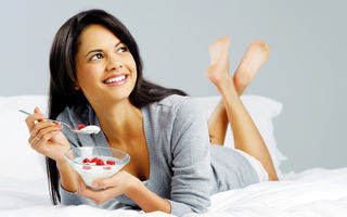De ce să mănânci iaurt înainte de culcare? 5 avantaje