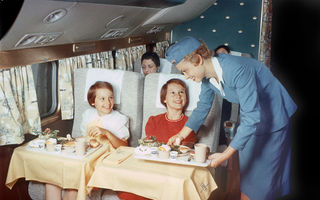 Bun venit la bord! 14 imagini prețioase din anii în care zborul era un lux