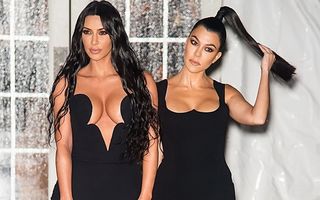 „Panterele“ la atac: Rochiile cu care Kim și Kourtney Kardashian au făcut „ravagii“ la o gală din New York