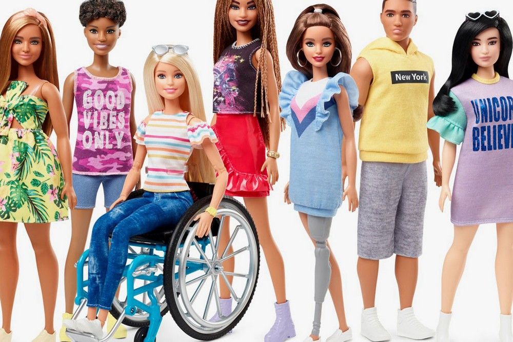 Noua colecție Barbie va include păpuși în scaun cu rotile sau cu proteză de picior