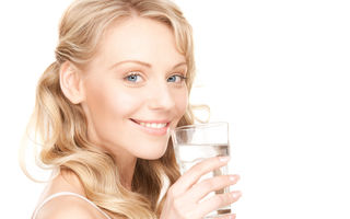 9 trucuri pentru a te asigura că bei apă suficientă