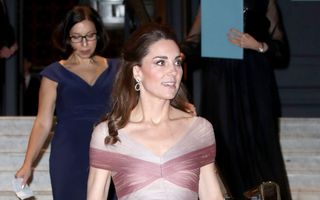Kate Middleton, într-o rochie de prințesă și pantofi strălucitori la o gală caritabilă