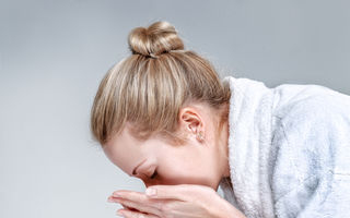 7 greșeli pe care le faci când te speli pe față