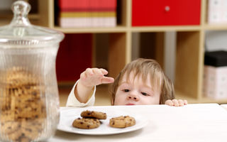 4 greseli pe care le fac părinții când vor să-și învețe copiii să mănânce mai puțin