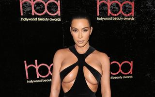 Kim Kardashian, la un pas de dezastru: Rochia oribilă cu care s-a dat în spectacol