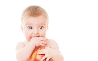 Cum să-l faci pe bebelușul tău să iubească mâncarea la fel de mult ca și tine