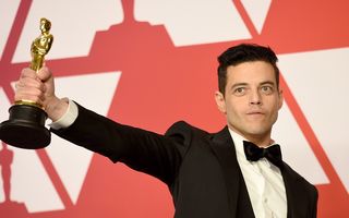 Rami Malek a căzut de pe scenă cu Oscarul în mână. Starul din „Bohemian Rhapsody” a avut nevoie de ajutorul medicilor