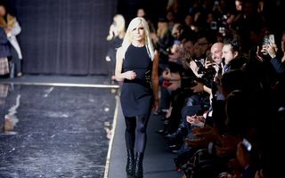 „Jurământul“ pe care îl respectă Donatella Versace: Nu va renunța niciodată la fusta mini