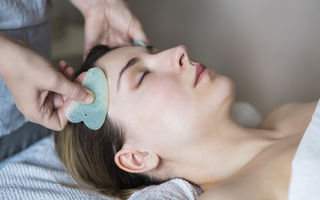 Ce este gua sha, tehnica de masaj facial care a cucerit Instagram