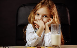 Ce-i dai copilului seara? 3 strategii pentru gustări sănătoase