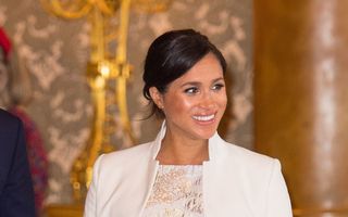 Meghan Markle a purtat o rochie în nuanțe de auriu și argintiu la un eveniment dedicat Prințului Charles